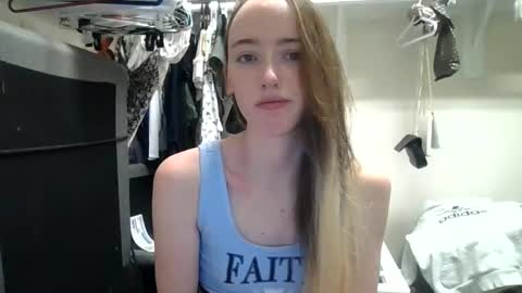 lunapixie2020 online show from February 7, 2025, 6:24 am