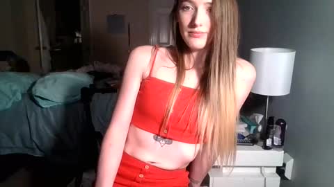 lunapixie2020 online show from February 26, 2025, 2:04 am