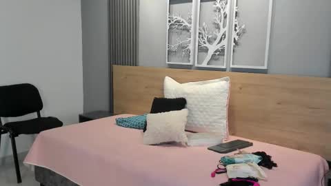 Luna  online show from January 7, 2026, 6:43 pm