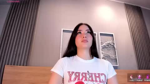 Luna  online show from April 16, 2026, 6:52 pm