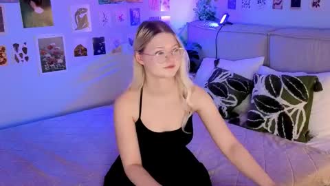 lunariafox online show from April 18, 2026, 7:07 pm