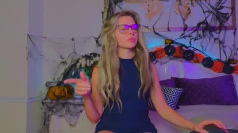 Luna Rishi online show from October 21, 2025, 11:44 am