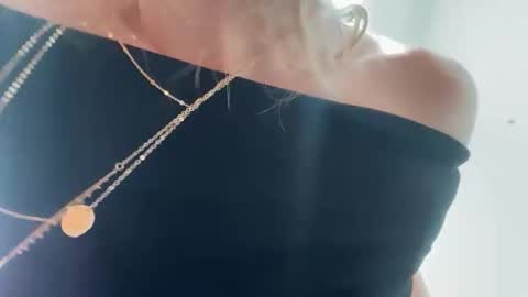 Snapshot of lunarose17 chatting on February 18, 2026, 8:38 pm lunarose17 online show from February 18, 2026, 8:38 pm