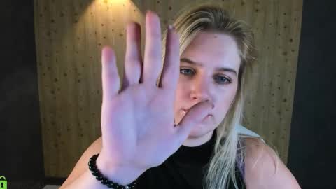 LunasShine online show from February 9, 2026, 4:05 am