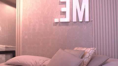 Luna  online show from November 5, 2025, 12:27 pm