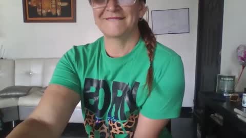 Snapshot of lupitavega_ chatting on October 11, 2025, 3:43 pm Lupita online show from October 11, 2025, 3:43 pm