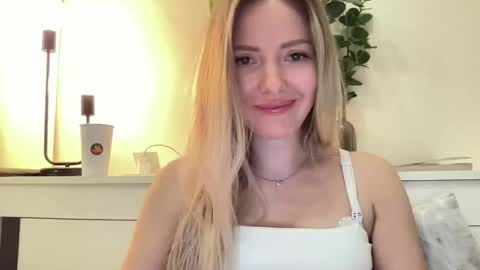 lusiluv online show from April 23, 2026, 9:06 pm