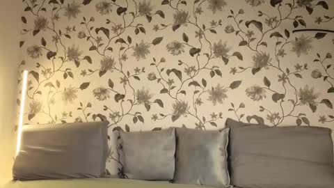 Aura online show from December 22, 2025, 4:42 am