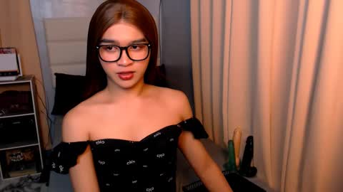 Snapshot of lux_white chatting on February 27, 2025, 6:53 pm queen lux online show from February 27, 2025, 6:53 pm