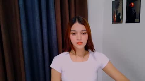 queen lux online show from June 19, 2026, 9:02 am