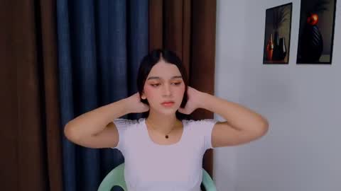 queen lux online show from June 26, 2026, 9:46 am
