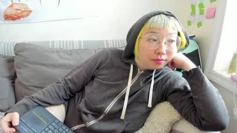 LuxGray online show from April 18, 2026, 3:16 pm
