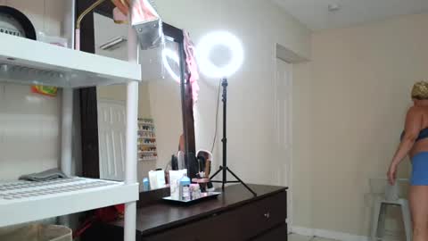luxuriousbunny online show from August 7, 2026, 4:31 pm