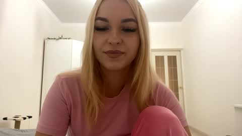 Mia online show from September 11, 2025, 6:19 pm
