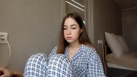 Mia online show from December 23, 2025, 6:11 am