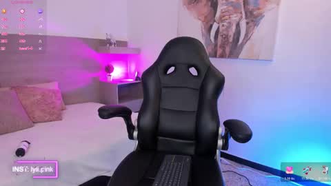 Snapshot of lyli_pink chatting on October 30, 2025, 4:14 am IG online show from October 30, 2025, 4:14 am