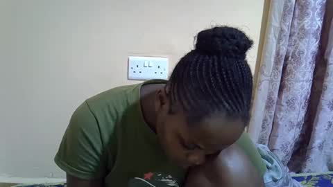 lyn_anna online show from October 13, 2025, 7:52 am