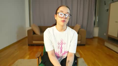 Hello there Im Eva3 Im new model here online show from November 5, 2025, 1:22 pm