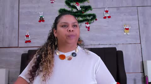 Snapshot of lynn_and_esteban chatting on December 21, 2024, 5:25 am Lynn jonnes online show from December 21, 2024, 5:25 am