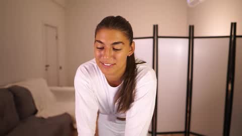  LYNN  online show from December 15, 2025, 6:17 am