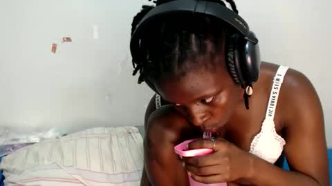 Snapshot of lynnesee chatting on October 18, 2025, 3:24 pm lyenne online show from October 18, 2025, 3:24 pm