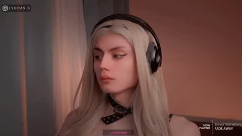 Lyodass online show from April 19, 2026, 2:22 am