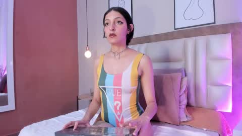 Lyravendrell online show from January 12, 2026, 12:43 pm