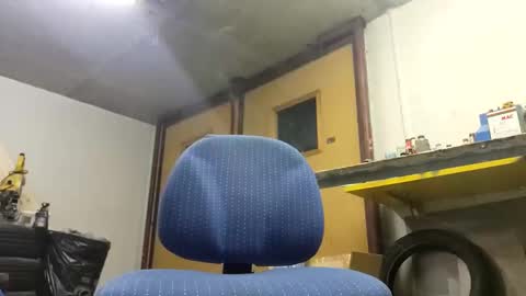 Snapshot of m1guele chatting on February 6, 2025, 8:45 pm Fucklover online show from February 6, 2025, 8:45 pm