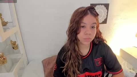 Mila online show from December 5, 2025, 4:25 pm