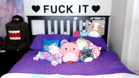 Mackenzie Wolfe online show from November 28, 2025, 3:09 am