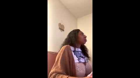 madam_glam online show from December 22, 2025, 2:36 pm