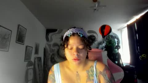 Snapshot of madam_sativa chatting on November 20, 2025, 4:18 pm di online show from November 20, 2025, 4:18 pm