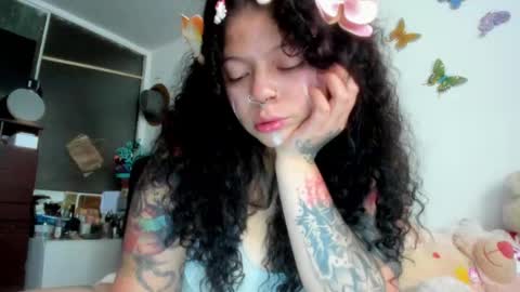 Snapshot of madam_sativa chatting on November 25, 2025, 9:15 pm di online show from November 25, 2025, 9:15 pm