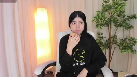 Maddy Please help me with your thumbs up its important online show from March 7, 2025, 4:24 am