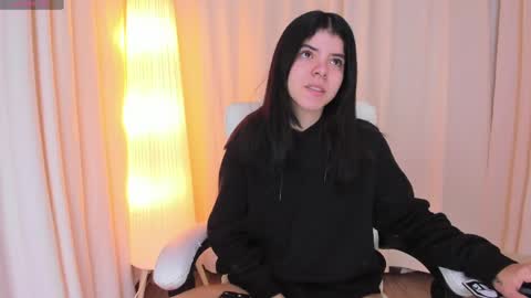 Maddy Please help me with your thumbs up its important online show from March 12, 2025, 5:02 am