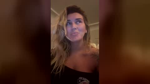 Snapshot of madisonlubbe2 chatting on April 4, 2026, 4:33 am madisonlubbe2 online show from April 4, 2026, 4:33 am