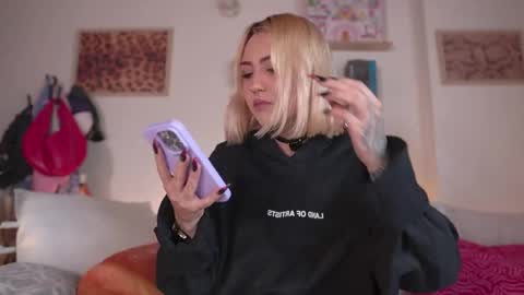 Snapshot of maeeve_ chatting on April 16, 2026, 2:29 pm Maeve schedule 11 am- 530 pm colombia time online show from April 16, 2026, 2:29 pm