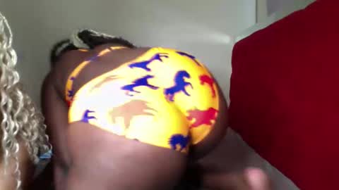 Snapshot of maelys_t chatting on May 4, 2026, 1:40 pm Maelys online show from May 4, 2026, 1:40 pm