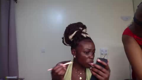 Snapshot of maelys_t chatting on May 9, 2026, 6:24 pm Maelys online show from May 9, 2026, 6:24 pm