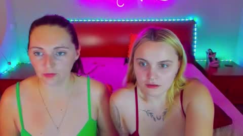 Snapshot of magiceyess chatting on December 13, 2024, 5:21 pm Lili and Bella online show from December 13, 2024, 5:21 pm
