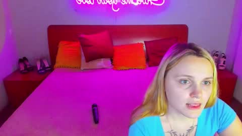 Snapshot of magiceyess chatting on January 22, 2025, 10:18 am Lili and Bella online show from January 22, 2025, 10:18 am