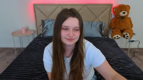 Snapshot of magicpeachhs chatting on May 12, 2026, 5:59 am Emily online show from May 12, 2026, 5:59 am