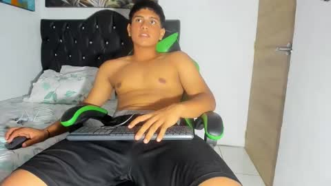 Snapshot of magnust_miller_ chatting on April 14, 2026, 1:55 am M A G N U S T online show from April 14, 2026, 1:55 am