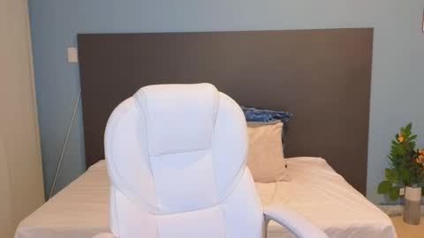 Maiaa Ruiz  online show from January 10, 2025, 1:09 pm