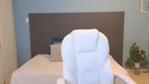 Maiaa Ruiz  online show from January 18, 2025, 1:40 pm