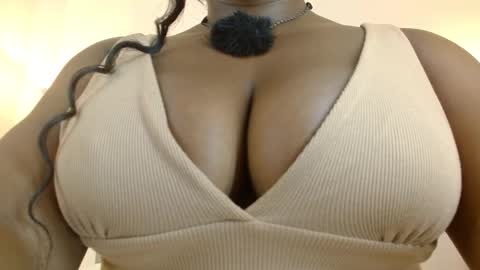 Maia Charris online show from November 12, 2025, 9:36 pm