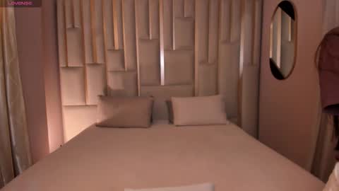  Maia  online show from September 20, 2025, 6:42 pm