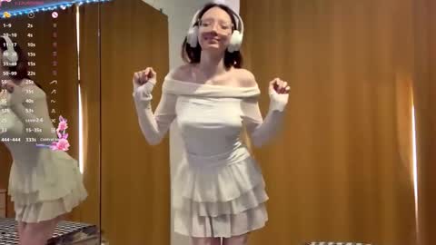 Elina online show from October 4, 2025, 8:34 am