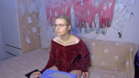 Your kitty online show from December 3, 2024, 2:25 am