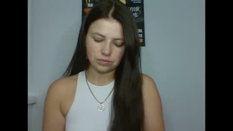 make_mesmile online show from September 8, 2025, 5:23 pm